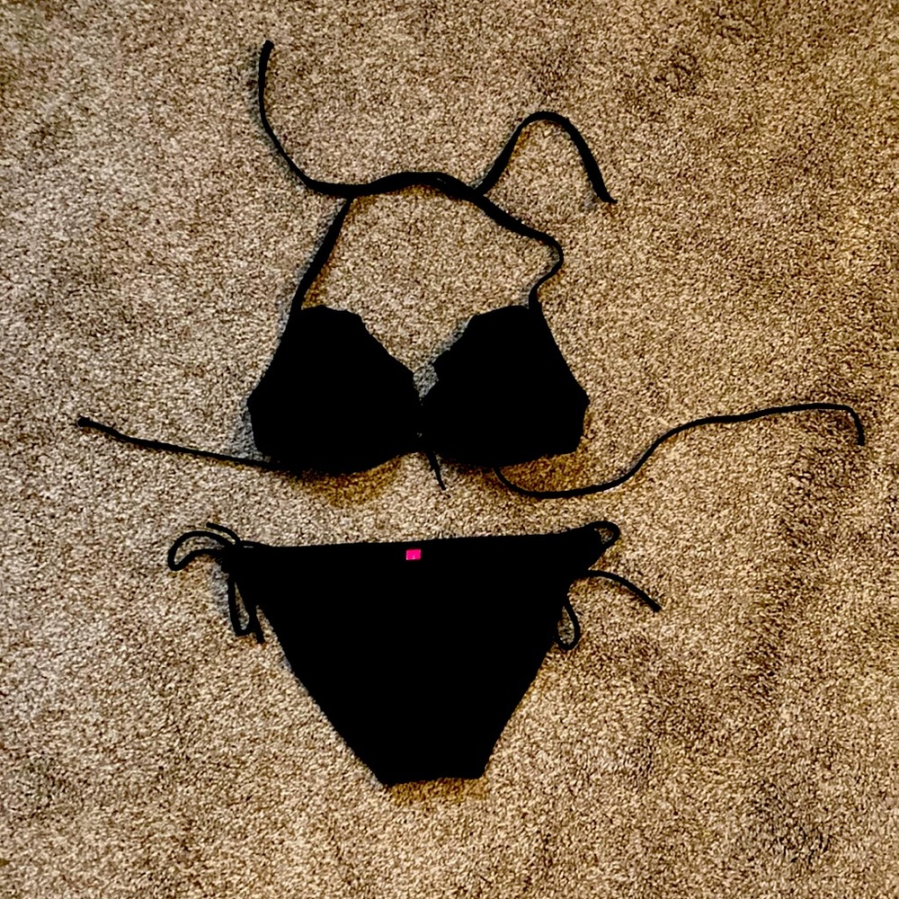 Black bikini